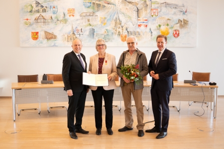 Mechthild Graskamp (zweite Person von links) hält ihre Auszeichnung in Händen. Es gratulieren (von links) Landrat Christoph Rüther, Ehemann Franz Graskamp und Bürgerneister Ulrich Berger